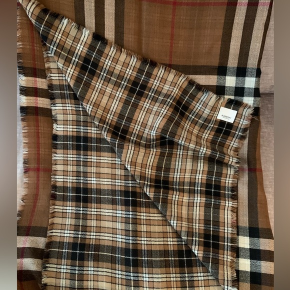 BURBERRY Cashmere Scarf - NEW - Picture 4 of 9